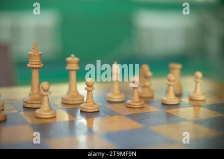 Schachfiguren auf dem Tisch. Schachturnier. Antike Strategie. Spielfiguren aus Holz. Stockfoto