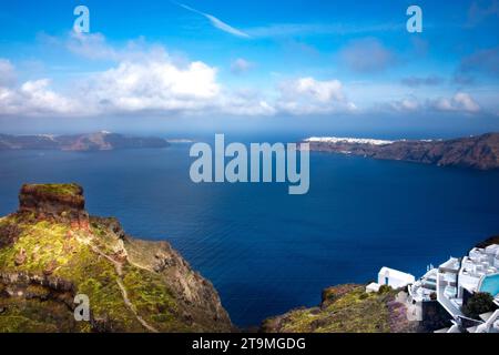 Skaros Felsen bei Imerovigli mit dem Dorf Oia in der Ferne in Santorin, Griechenland. Stockfoto