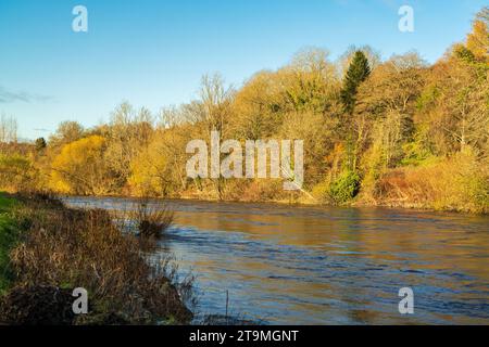 Der schnell fließende Fluss Jackfield Rapids am Fluss Severn in Jackfield, Shropshire, Großbritannien Stockfoto