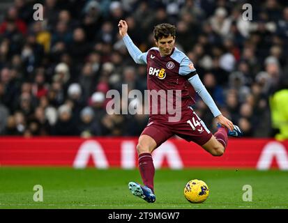 London, Großbritannien. November 2023. Pau Torres (Villa) während des Tottenham V Aston Villa Premier League Spiels im Tottenham Hotspur Stadium. Quelle: MARTIN DALTON/Alamy Live News Stockfoto