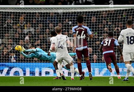 London, Großbritannien. November 2023. Guglielmo Vicario (Tottenham, Torhüter) rettet einen Schuss vor Leon Bailey (Villa, 31) während des Tottenham V Aston Villa Premier League-Spiels im Tottenham Hotspur Stadium. Quelle: MARTIN DALTON/Alamy Live News Stockfoto