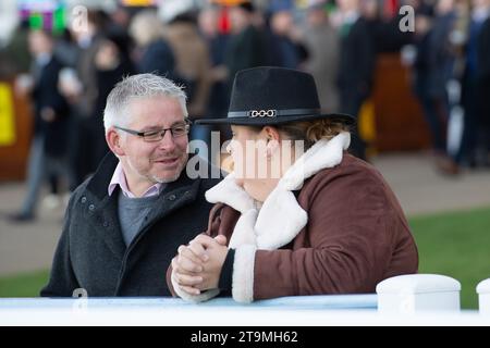 Ascot, Berkshire, Großbritannien. November 2023. Racegoer beim November Racing Saturday Meeting auf der Ascot Racecourse. Quelle: Maureen McLean/Alamy Live News Stockfoto