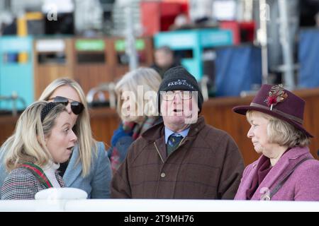 Ascot, Berkshire, Großbritannien. November 2023. Racegoer beim November Racing Saturday Meeting auf der Ascot Racecourse. Quelle: Maureen McLean/Alamy Live News Stockfoto