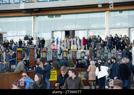 Ascot, Berkshire, Großbritannien. November 2023. Racegoer beim November Racing Saturday Meeting auf der Ascot Racecourse. Quelle: Maureen McLean/Alamy Live News Stockfoto