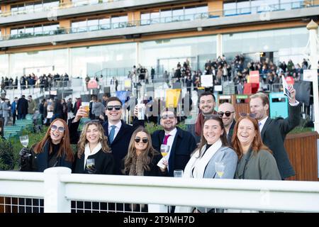 Ascot, Berkshire, Großbritannien. November 2023. Racegoer beim November Racing Saturday Meeting auf der Ascot Racecourse. Quelle: Maureen McLean/Alamy Live News Stockfoto