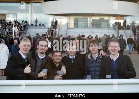 Ascot, Berkshire, Großbritannien. November 2023. Racegoer beim November Racing Saturday Meeting auf der Ascot Racecourse. Quelle: Maureen McLean/Alamy Live News Stockfoto