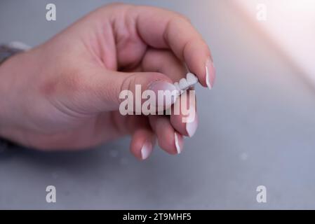 Zahntechniker, der mit Zahnprothesen im Prothesenlabor arbeitet Stockfoto