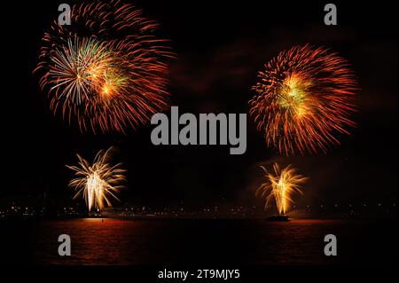 Buntes Feuerwerk zur Feier, isoliert auf einem schwarzen Himmel. Stockfoto