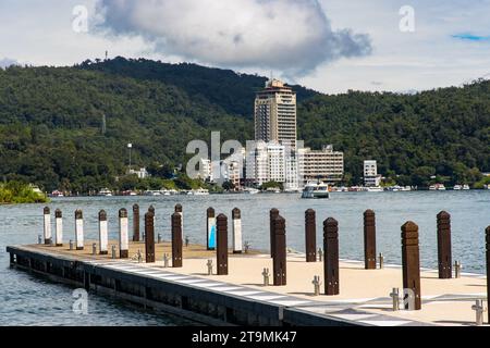 Sun Moon Lake, Yuchi, Taiwan - 9. Oktober 2023: Sun Moon Lake, Nantou mit Booten, Natur, See und buddhistischer Architektur, Seilbahn in Nantou, Taiwa Stockfoto