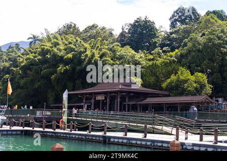 Sun Moon Lake, Yuchi, Taiwan - 9. Oktober 2023: Sun Moon Lake, Nantou mit Booten, Natur, See und buddhistischer Architektur, Seilbahn in Nantou, Taiwa Stockfoto