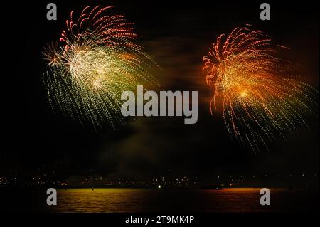 Buntes Feuerwerk zur Feier, isoliert auf einem schwarzen Himmel. Stockfoto