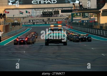 Abu Dhabi. 26. November 2023, Yas Marina Circuit, Abu Dhabi, Formel 1 Etihad Airways Abu Dhabi Grand Prix 2023, im Bild der Start des Rennens Credit: dpa Picture Alliance/Alamy Live News Stockfoto