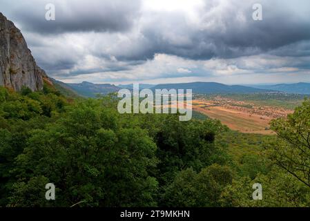 paysage de la sainte baume avec vue sur la plaine du plau d'aups et sur le sanctuaire de sainte marie madeleine Stockfoto