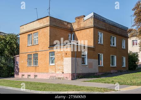 fenster mit dekorativen Elementen in einem alten Holz- oder Ziegelgebäude Stockfoto