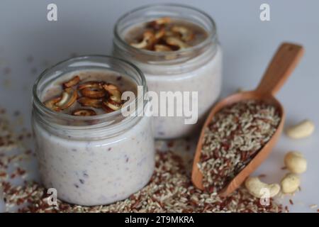 Rajamudi Rice Kheer, ein traditionelles indisches Dessert, zubereitet durch das Kochen von Reis und Milch in einer schweren Pfanne. Gesüßt mit Rohzucker, aromatisiert mit Stockfoto