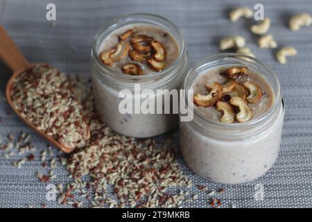 Rajamudi Rice Kheer, ein traditionelles indisches Dessert, zubereitet durch das Kochen von Reis und Milch in einer schweren Pfanne. Gesüßt mit Rohzucker, aromatisiert mit Stockfoto