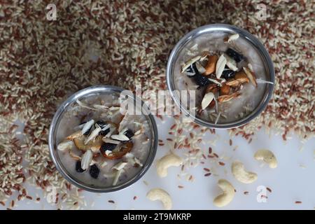 Rajamudi Rice Kheer, ein traditionelles indisches Dessert, zubereitet durch das Kochen von Reis und Milch in einer schweren Pfanne. Gesüßt mit Rohzucker, aromatisiert mit Stockfoto