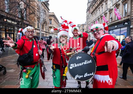 Glasgow, Schottland, Großbritannien. November 2023. Die Absurdist Pipe Band unterhält die Menschenmassen beim jährlichen Style Mile Christmas Carnival entlang der Buchanan Street. Quelle: Skully/Alamy Live News Stockfoto