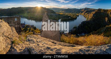 Panoramablick über das Donautal von Schloss Dürnstein bei Sonnenuntergang Stockfoto