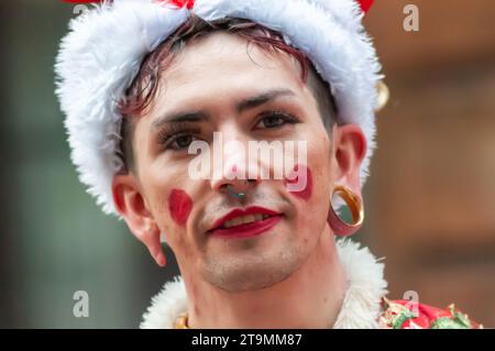 Glasgow, Schottland, Großbritannien. November 2023. Festliche Darsteller, Musiker und Tänzer in Kostümen unterhalten die Menschenmassen beim jährlichen Weihnachtskarneval der Style Mile entlang der Buchanan Street. Quelle: Skully/Alamy Live News Stockfoto