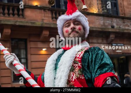 Glasgow, Schottland, Großbritannien. November 2023. Festliche Darsteller, Musiker und Tänzer in Kostümen unterhalten die Menschenmassen beim jährlichen Weihnachtskarneval der Style Mile entlang der Buchanan Street. Quelle: Skully/Alamy Live News Stockfoto