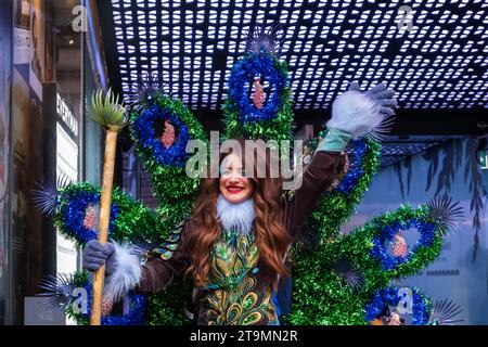 Glasgow, Schottland, Großbritannien. November 2023. Festliche Darsteller, Musiker und Tänzer in Kostümen unterhalten die Menschenmassen beim jährlichen Weihnachtskarneval der Style Mile entlang der Buchanan Street. Quelle: Skully/Alamy Live News Stockfoto