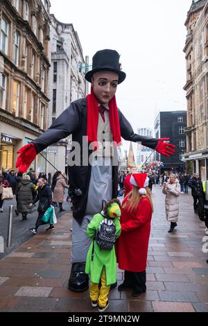 Glasgow, Schottland, Großbritannien. November 2023. Festliche Darsteller, Musiker und Tänzer in Kostümen unterhalten die Menschenmassen beim jährlichen Weihnachtskarneval der Style Mile entlang der Buchanan Street. Quelle: Skully/Alamy Live News Stockfoto