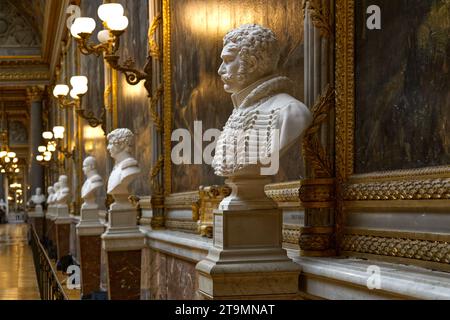 Eine Reihe von Militärbüsten vor Gemälden in der Galerie der Großen Schlachten, Schloss Versailles, Frankreich Stockfoto