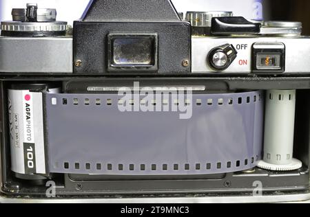 Viersen, Deutschland - 9. Juni. 2023: Nahaufnahme des Filmfachs für analoge Kameras Minolta XE 5 im Retro-Look mit Rolle und schwarz-weißer ISO 100 Agfa-Rolle Stockfoto