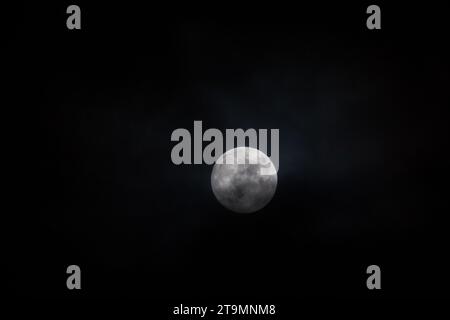 Vollmond bedeckt mit Wolken im Winter, Waldviertel, Österreich Stockfoto