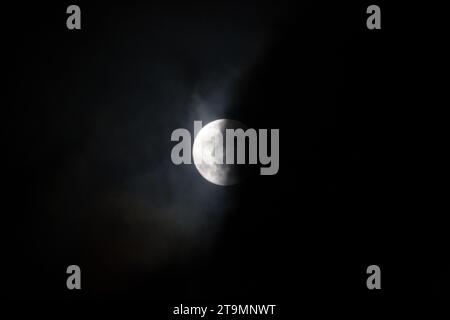 Vollmond bedeckt mit Wolken im Winter, Waldviertel, Österreich Stockfoto