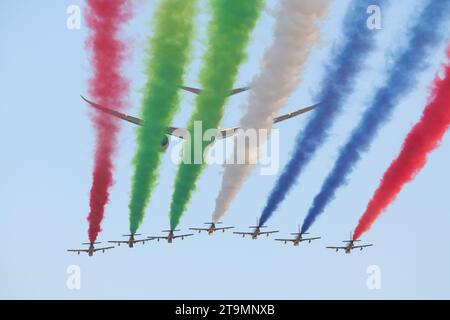 Abu Dhabi. November 2023. Flugzeugparade während des Formel-1-Etihad Airways Abu Dhabi Grand Prix 2023, 22. Runde der Formel-1-Weltmeisterschaft 2023 vom 24. Bis 26. November 2023 auf dem Yas Marina Circuit, in Abu Dhabi - Foto DPPI Credit: DPPI Media/Alamy Live News Credit: DPPI Media/Alamy Live News Credit: DPPI Media/Alamy Live News Stockfoto