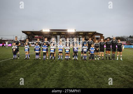 Newcastle, Großbritannien. Oktober 2023. Falcons-Spieler stehen gegen Mascots vor dem Gallagher Premiership-Spiel zwischen Newcastle Falcons und Exeter Chiefs im Kingston Park, Newcastle am Sonntag, den 26. November 2023. (Foto: Chris Lishman | MI News) Credit: MI News & Sport /Alamy Live News Stockfoto