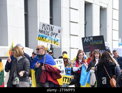 San Francisco, KALIFORNIEN - 25. Februar 2023: Teilnehmer von Unite for Ukraine marschieren vom Harry Bridges Plaza auf dem Embarcadero zum Pier 39. Stockfoto