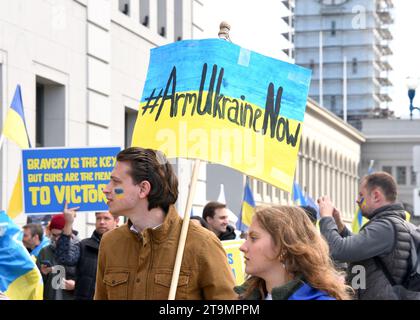 San Francisco, KALIFORNIEN - 25. Februar 2023: Teilnehmer von Unite for Ukraine marschieren vom Harry Bridges Plaza auf dem Embarcadero zum Pier 39. Stockfoto