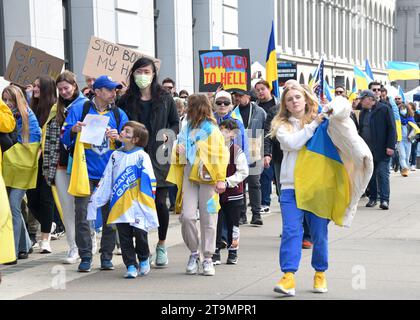 San Francisco, KALIFORNIEN - 25. Februar 2023: Teilnehmer von Unite for Ukraine marschieren vom Harry Bridges Plaza auf dem Embarcadero zum Pier 39. Stockfoto