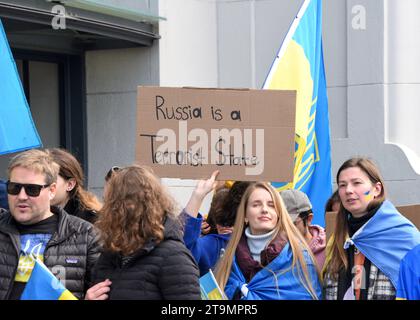 San Francisco, KALIFORNIEN - 25. Februar 2023: Teilnehmer von Unite for Ukraine marschieren vom Harry Bridges Plaza auf dem Embarcadero zum Pier 39. Stockfoto