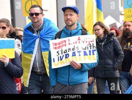 San Francisco, KALIFORNIEN - 25. Februar 2023: Teilnehmer von Unite for Ukraine marschieren vom Harry Bridges Plaza auf dem Embarcadero zum Pier 39. Stockfoto