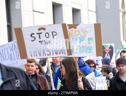 San Francisco, KALIFORNIEN - 25. Februar 2023: Teilnehmer von Unite for Ukraine marschieren vom Harry Bridges Plaza auf dem Embarcadero zum Pier 39. Stockfoto