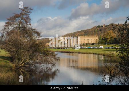 Chatsworth House spiegelt den Fluss Derwentder wider, der durch das Chatsworth Estate in Derbyshire, England fließt Stockfoto