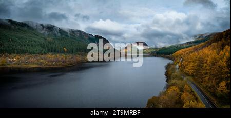 Die A4 schlängelt sich entlang der Westküste von Loch Lubnaig, während sie Reisende von Stirling nach Lochearnhead durch die atemberaubende Trossachs-Scene führt Stockfoto