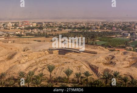 Der Blick aus der Vogelperspektive auf die Innenstadt der palästinensischen Stadt Jericho, Westjordanland, Palästina, während des heißen Sommertages. Stockfoto