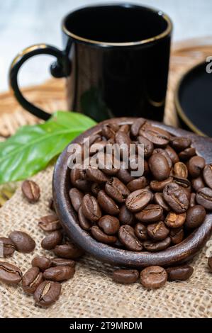 Arabica braun geröstete Kaffeebohnen aus Afrika, die in Äthiopien, der Elfenbeinküste, Uganda, Kenia, Ruanda und Tansania, Close Stockfoto