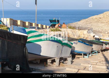 Blue Grotto, Malta - 22. August 2019: An einem sonnigen Morgen liegen Holzboote entlang der Straße. Blick auf die Straße mit dem Weg zur Blauen Grotte fährt ab Stockfoto