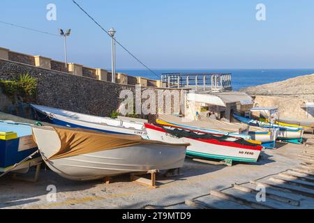 Blue Grotto, Malta - 22. August 2019: Blick auf die Straße mit dem Weg zur Blue Grotto Trips Departure Wharf. Holzboote liegen entlang der Straße auf einer sonnigen Stockfoto