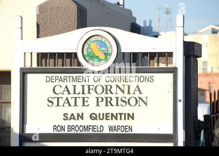 San Quentin, CA - 17. März 2023: Schild des Staatsgefängnisses San Quentin am Eingang zum East Gate. Eine kalifornische Abteilung für Korrekturen und Rehabilitation Stockfoto