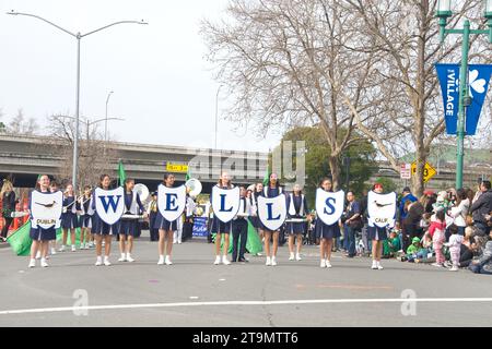 Dublin, KALIFORNIEN - 18. März 2023: Teilnehmer an Dublins 39. Jährlicher Saint Patrick’s Day Parade. Schulmarschkapelle Stockfoto