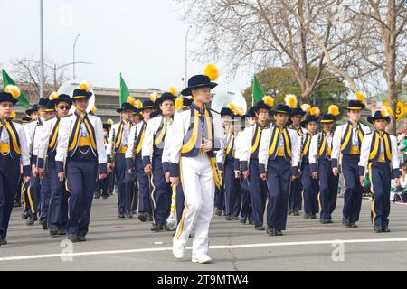 Dublin, KALIFORNIEN - 18. März 2023: Teilnehmer an Dublins 39. Jährlicher Saint Patrick’s Day Parade. Schulmarschkapelle spielt Stockfoto