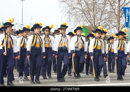 Dublin, KALIFORNIEN - 18. März 2023: Teilnehmer an Dublins 39. Jährlicher Saint Patrick’s Day Parade. Schulmarschkapelle spielt Stockfoto