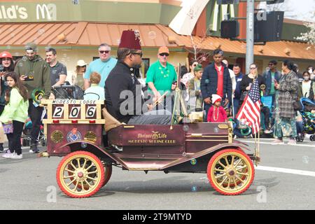 Dublin, KALIFORNIEN - 18. März 2023: Teilnehmer an Dublins 39. Jährlicher Saint Patrick’s Day Parade. Shriners, die kleine Autos fahren. Stockfoto